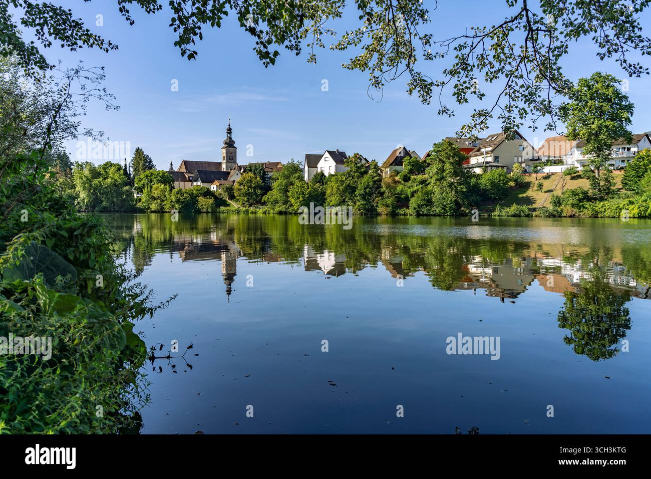 Regnitz Altwasser und der Stadtteil Burk in Forchheim, Oberfranken, Bayern, Deutschland | Regnitz River Backwater et Burk, Forchheim, haute-Franconie Banque D'Images