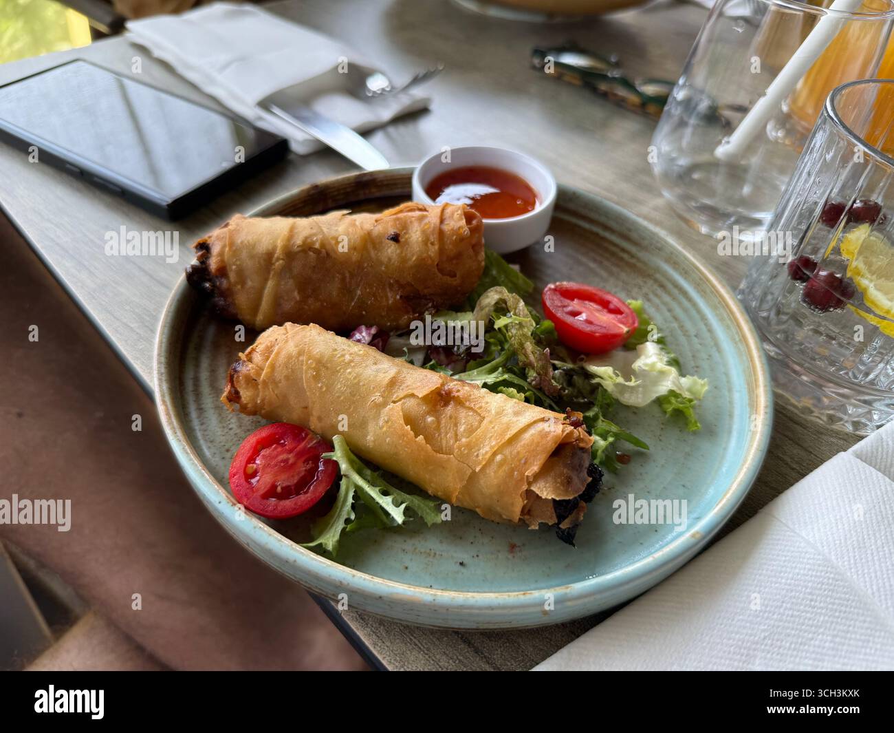 Samosa cuisine arabe authentique Iftar Special avec Samosas et dates Happy Ramadan Iftar party au restaurant Banque D'Images