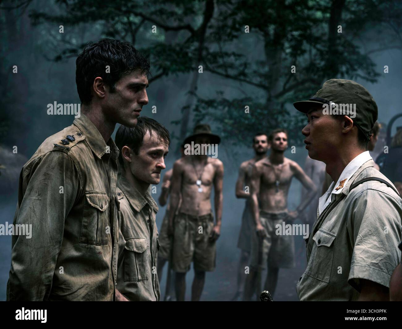 The Narrow Road to the Deep North (2025), mini-série télévisée créée par Shaun Grant et Justin Kurzel et mettant en vedette Jacob Elordi dans le rôle de Dorrigo Evans (années 1940), Reagan Mannix dans le rôle de Bonox Baker et Show Kasamatsu dans le rôle de Major Nakamura. La vie d’un chirurgien australien se déroule sur trois lignes temporelles : son histoire d’amour interdite avec sa tante par mariage ; des années douloureuses en tant que prisonnier de guerre de la seconde Guerre mondiale sur le chemin de fer birman, et ses dernières années en tant que héros de guerre réticent. Photographie publicitaire de la saison 1, épisode 4 À USAGE ÉDITORIAL EXCLUSIF. Crédit : BFA / Ingvar Kenne / Amazon MGM Studios Banque D'Images