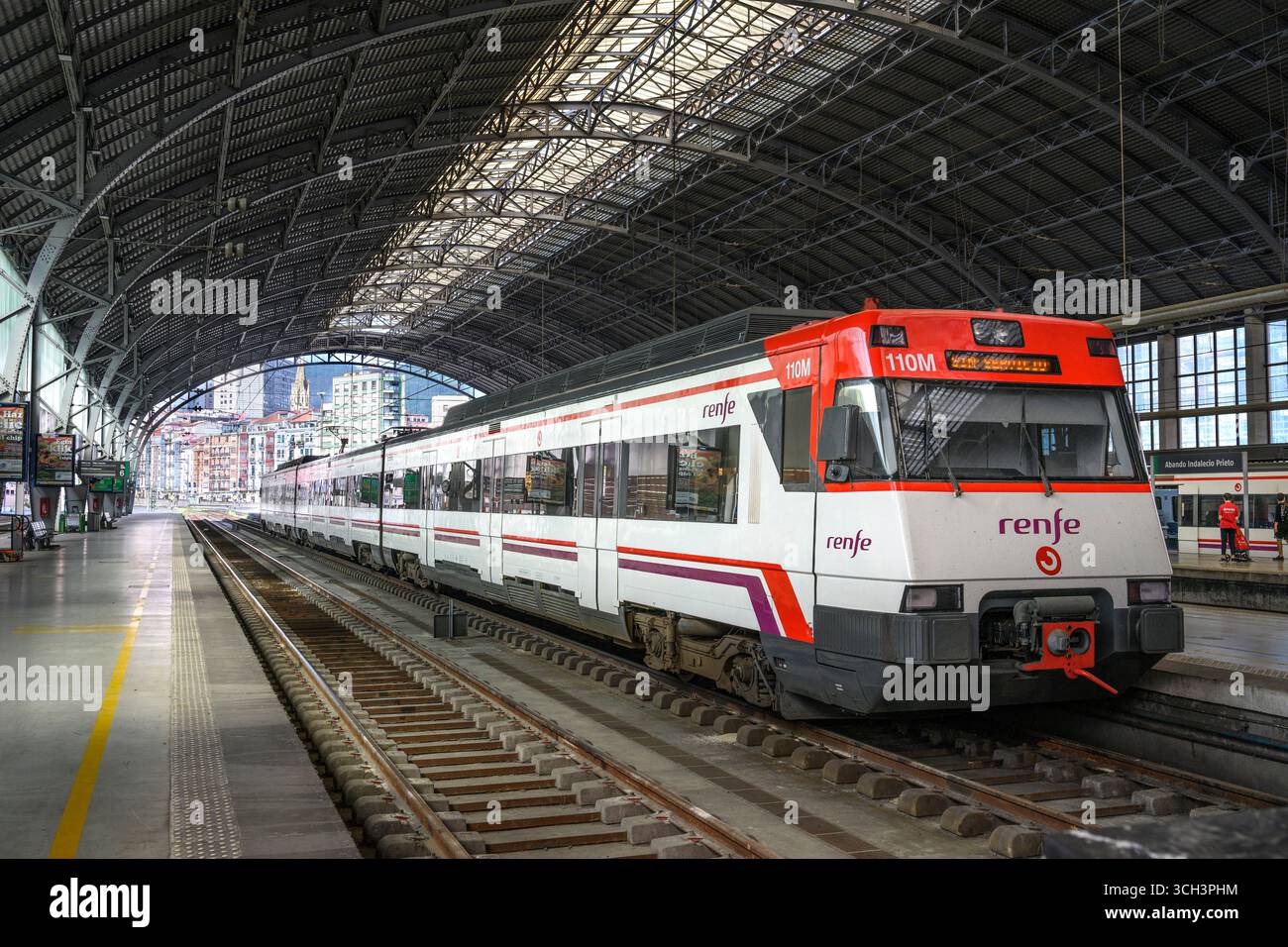 Un train interurbain RENFE dans la gare Abando Indalecio Prieto, dans le centre de Bilbao, Biskaia, pays Basque, Nord de l'Espagne. Banque D'Images