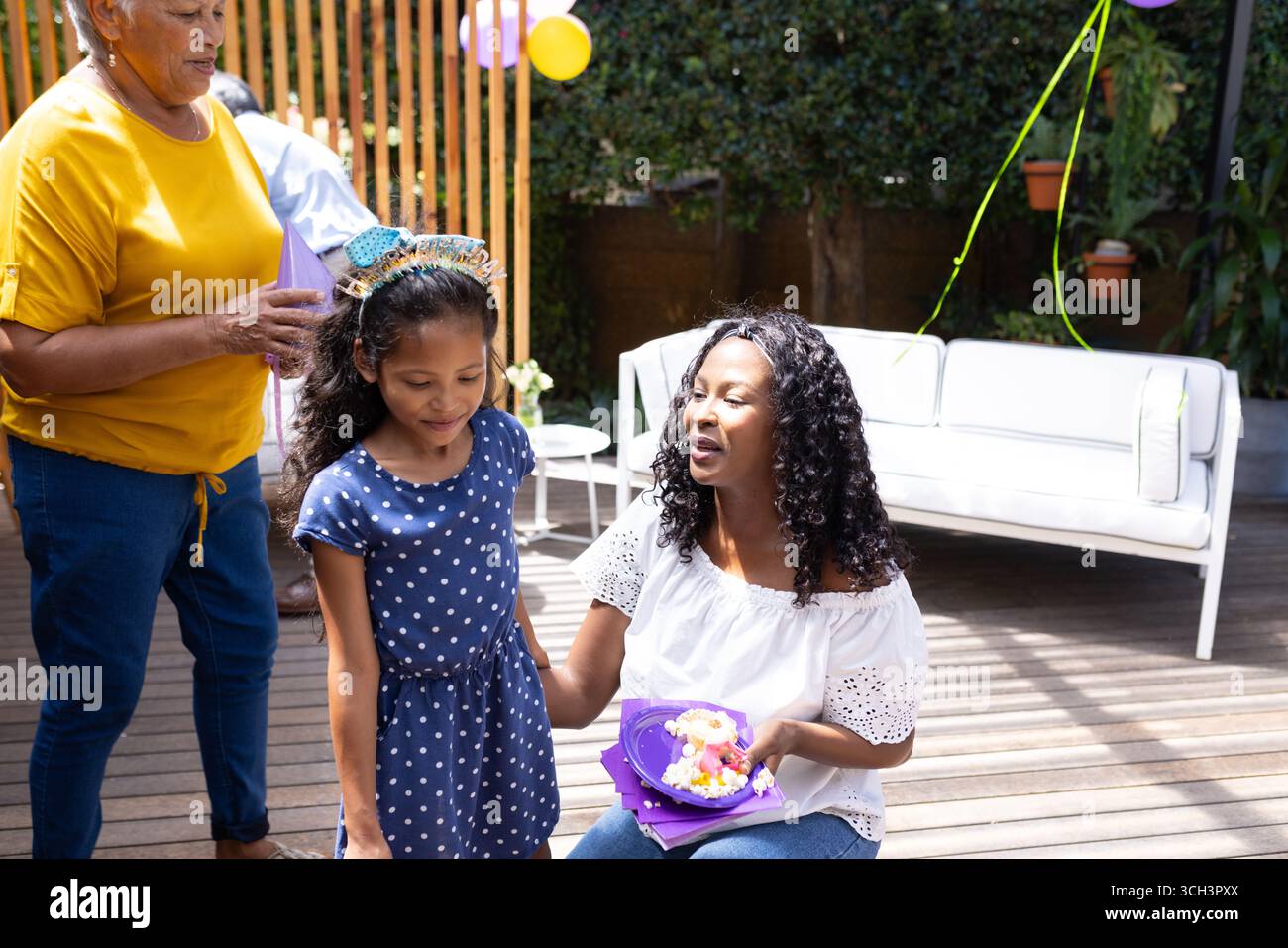 Célébration d'anniversaire en plein air, mère afro-américaine et enfant souriant en famille Banque D'Images