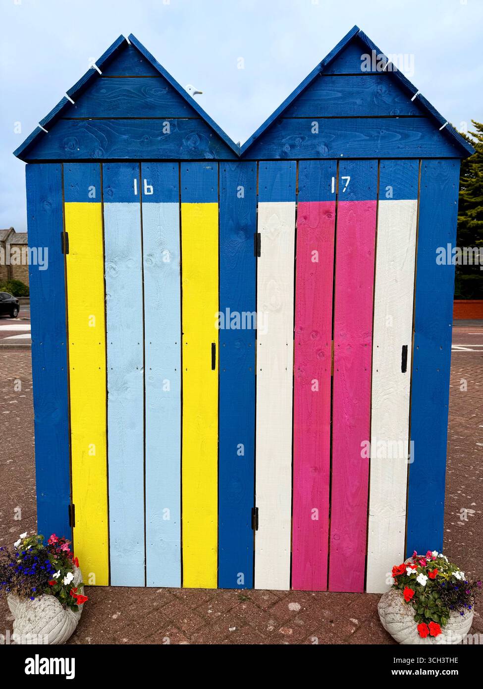 Cabanes de plage décoratives à rayures colorées sur le rond-point à Andsell à Lytham St Anne, Lancashire Banque D'Images