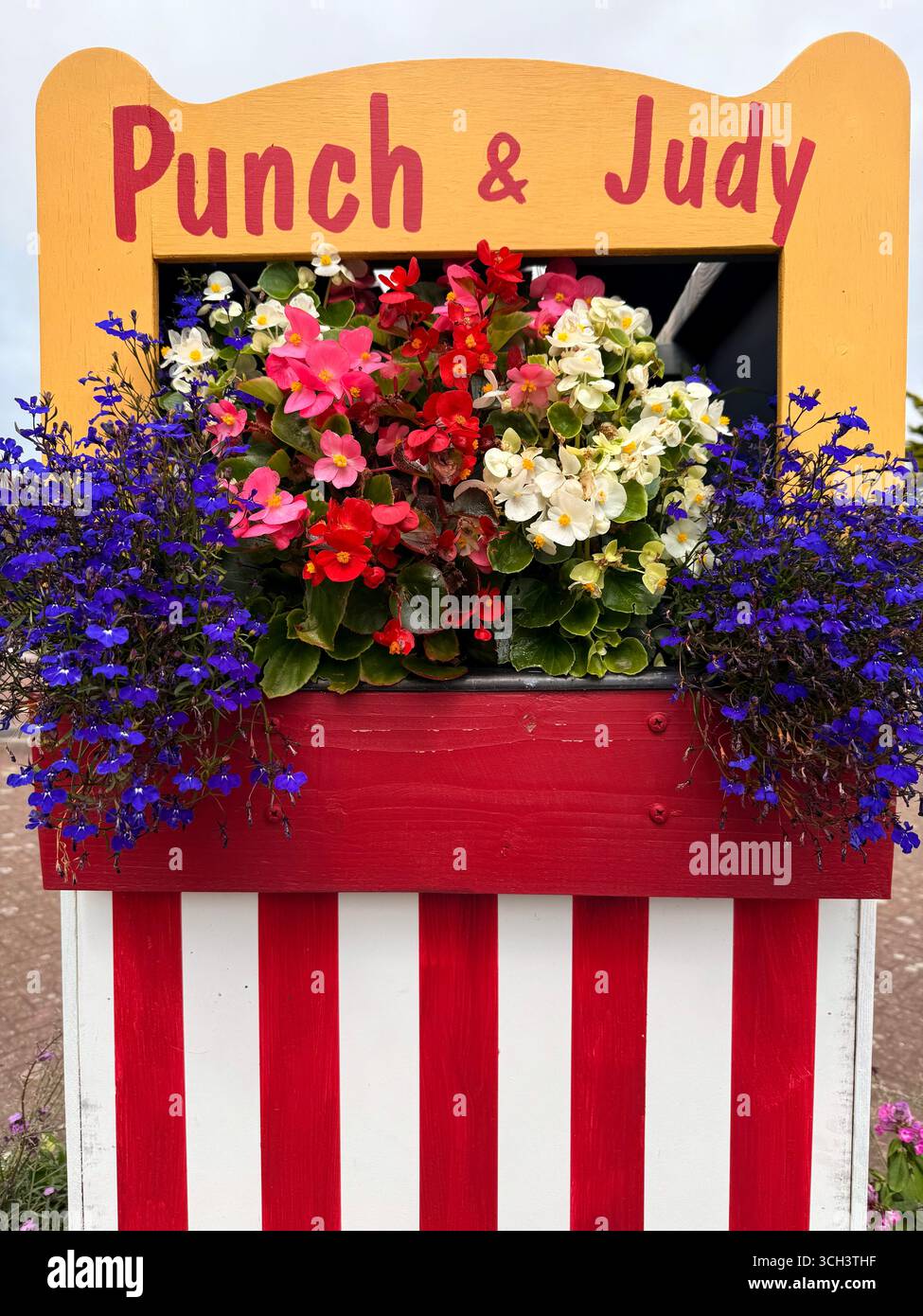 Punch et Judy théâtre de marionnettes rempli de fleurs. Andsell à Lytham St Anne’s, Lancashire Banque D'Images