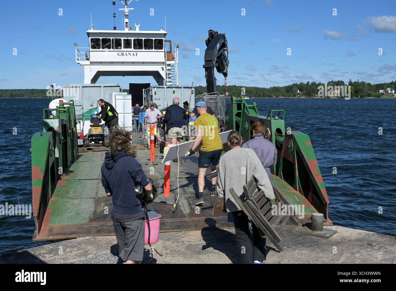 SUÈDE, archipel de Stockholm, Vaxholm, île Edlunda, collecte de déchets volumineux des îles par bateau de recyclage Granat / SCHWEDEN, Stockholmer Schärengarten, Abholung Sperrmüll von Inseln mit Spezial-Schiff Banque D'Images