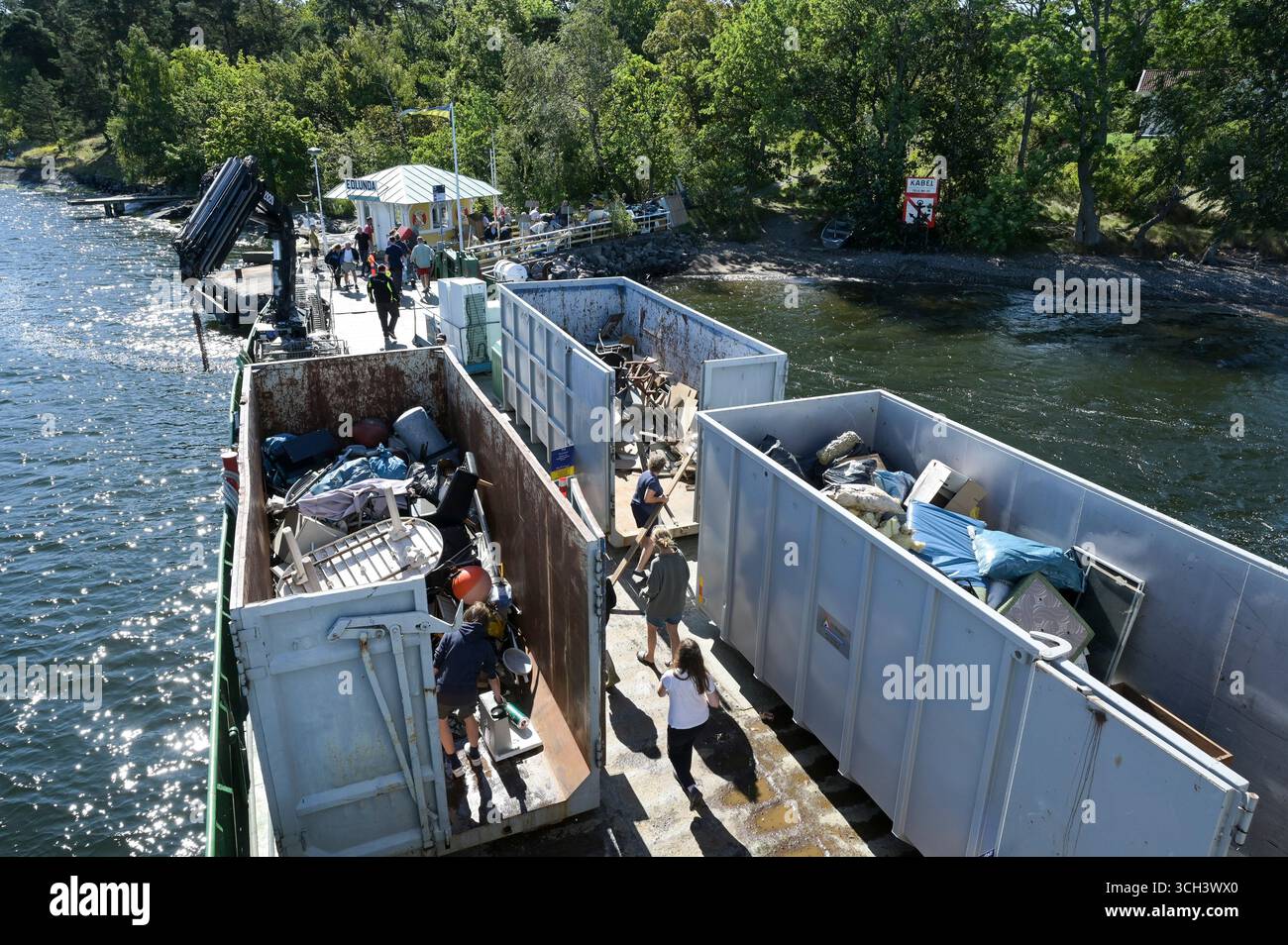 SUÈDE, archipel de Stockholm, Vaxholm, île Edlunda, collecte de déchets volumineux des îles par bateau de recyclage Granat / SCHWEDEN, Stockholmer Schärengarten, Abholung Sperrmüll von Inseln mit Spezial-Schiff Banque D'Images