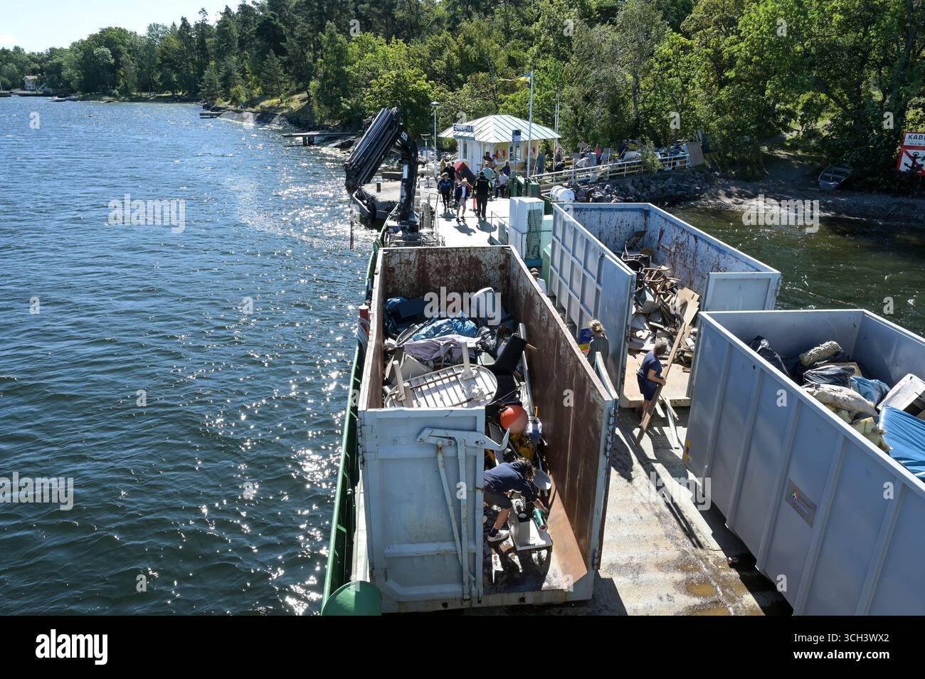 SUÈDE, archipel de Stockholm, Vaxholm, île Edlunda, collecte de déchets volumineux des îles par bateau de recyclage Granat / SCHWEDEN, Stockholmer Schärengarten, Abholung Sperrmüll von Inseln mit Spezial-Schiff Banque D'Images