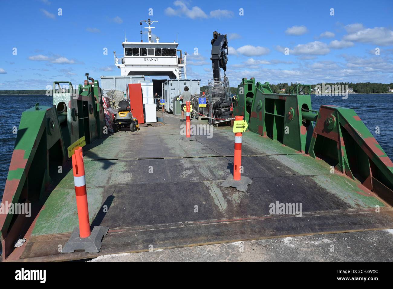 SUÈDE, archipel de Stockholm, Vaxholm, île Edlunda, collecte de déchets volumineux des îles par bateau de recyclage Granat / SCHWEDEN, Stockholmer Schärengarten, Abholung Sperrmüll von Inseln mit Spezial-Schiff Banque D'Images