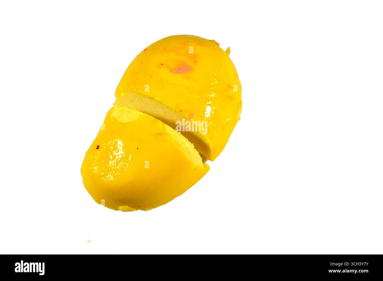 Friandises congelées aromatisées aux fruits de mangue, glaçons ou barres de crème glacée, combinaison de fruits et de crème glacée, assortiment de saveurs un régal rafraîchissant pour l'été, Banque D'Images