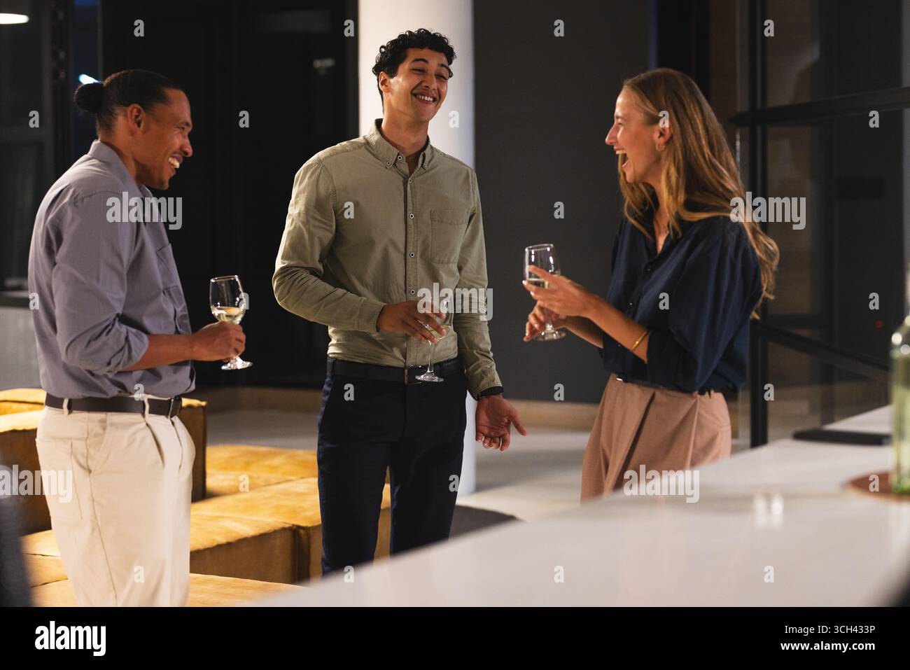 Réseautage lors d'un événement de bureau, professionnels conversant et tenant des verres à vin Banque D'Images Réseautage lors d'un événement de bureau, professionnels conversant et tenant des verres à vin Banque D'Images
