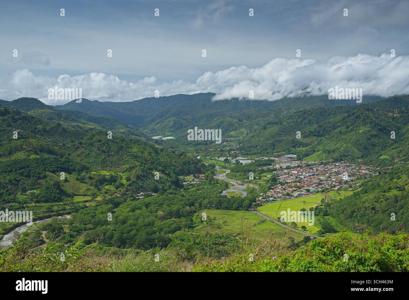 Vue sur la vallée d'Orosi et la ville d'Orosi au Costa Rica Banque D'Images