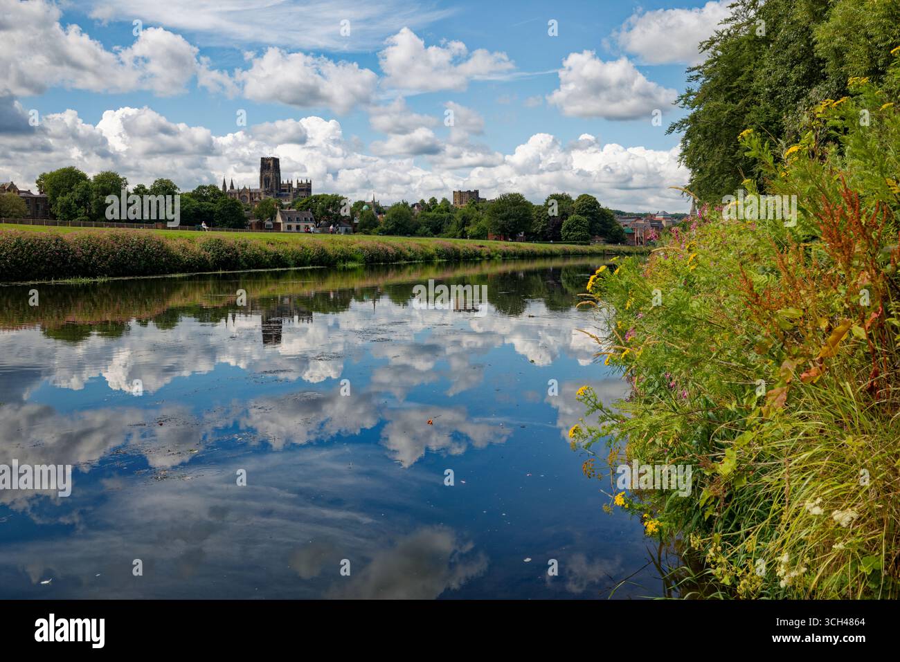 La ligne d'horizon historique de la ville de Durham avec cathédrale et château reflétée dans les eaux de seuil de la rivière s'use lors d'une chaude journée d'été, Angleterre. Banque D'Images
