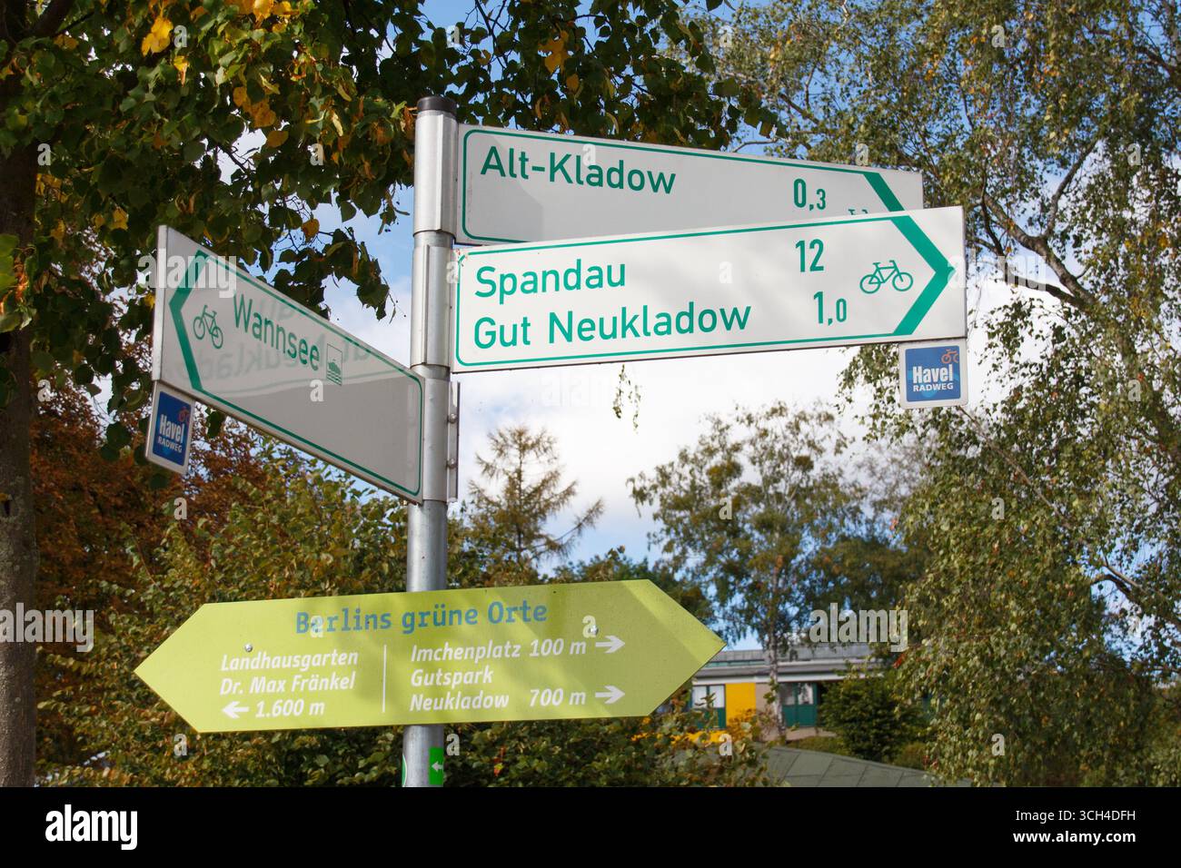 Un panneau de distance à Berlin indiquant à quelle distance il faut faire du vélo pour aller à certains endroits Banque D'Images