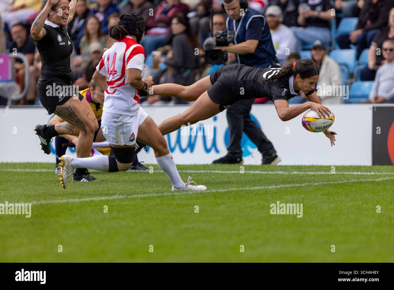 Exeter, Royaume-Uni. 31 août 2025. Braxton Sorensen-McGee de Nouvelle-Zélande vole dans les airs pour marquer un essai pour Nouvelle-Zélande Nouvelle-Zélande femmes vs Japon femmes femmes Coupe du monde de rugby piscine Sandy Park Exeter Sunday31, août,2025Sandy Park, Copyright Credit : Martin Edwards/Alamy Live News Banque D'Images