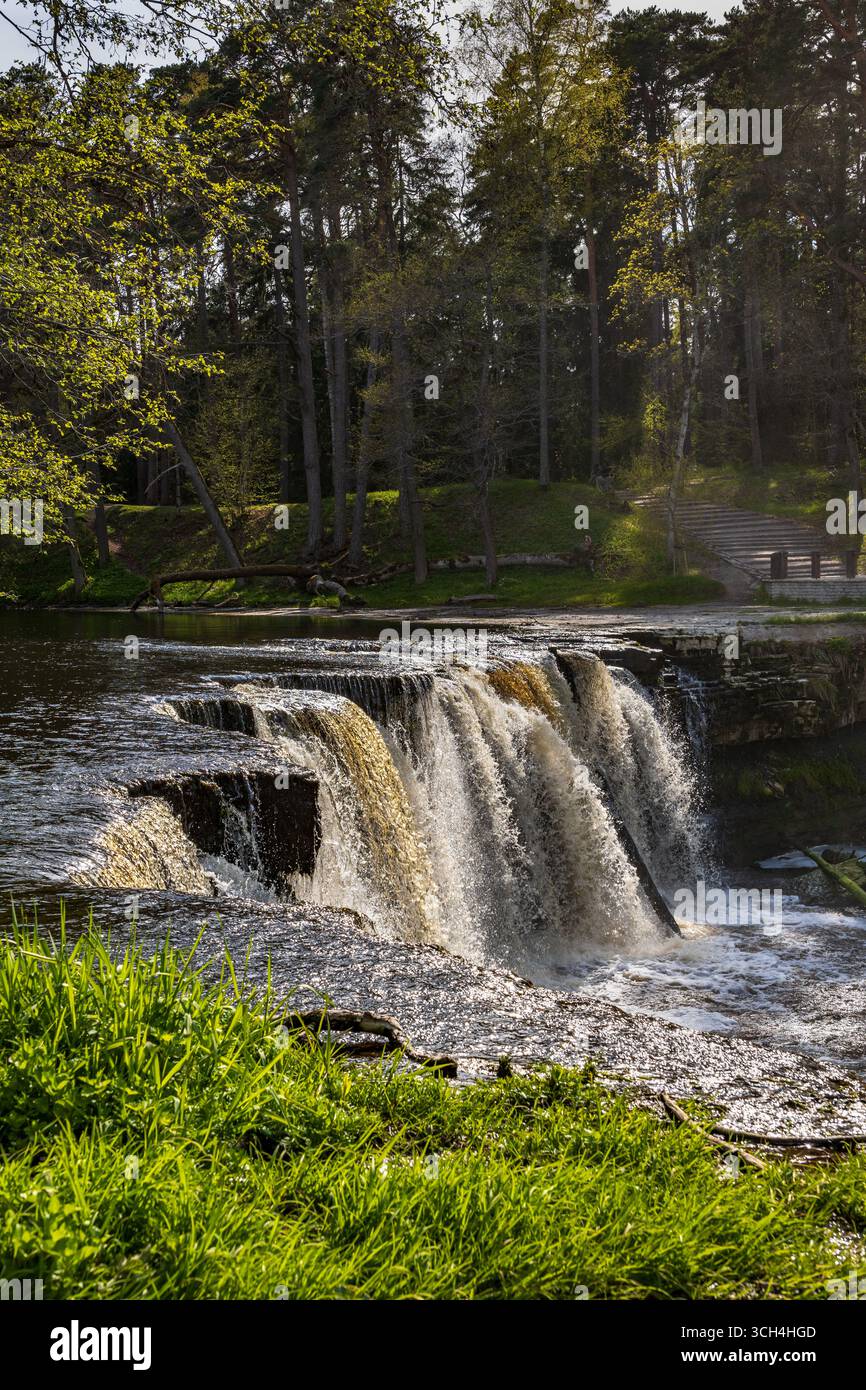 La cascade de Keila en Estonie. Paysage pittoresque avec des chutes sur la rivière Keila dans le comté de Harju. Banque D'Images