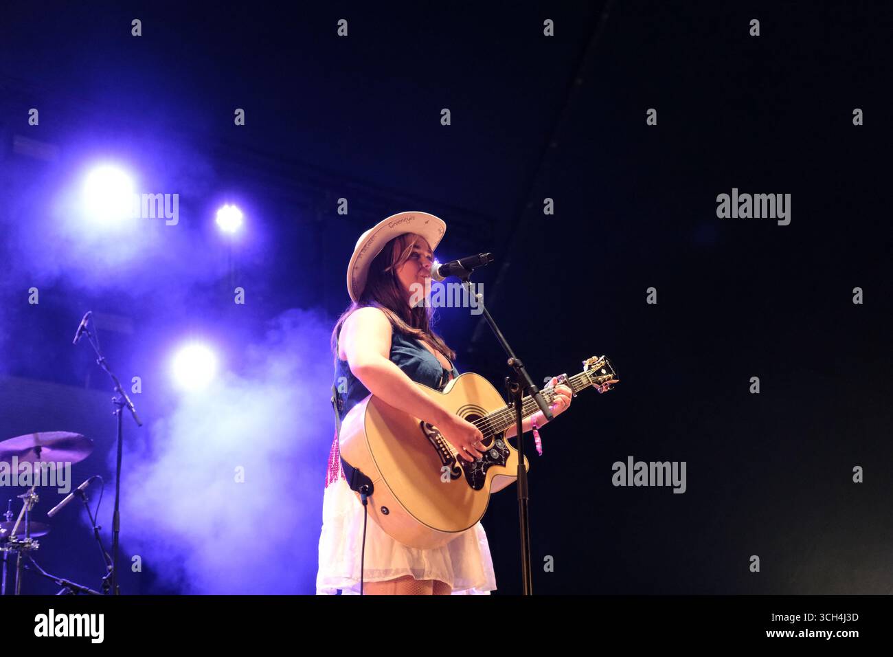 Jedburgh, Royaume-Uni. 31 août 2025. Lucy Tay se produit sur scène lors de la deuxième journée de l'EdgeFest 2025 à Lilliardsedge près de Jedburgh le 30 août 2025. EdgeFest 2025, Festival de musique. Un festival de musique en pleine croissance, dans les Scottish Borders, maintenant dans sa troisième année, qui se tient à Lilliardsedge, près de Jedburgh. Musique et divertissement pour toute la famille, sous le grand toit. (Crédit : Rob Gray/Alamy Live News Banque D'Images