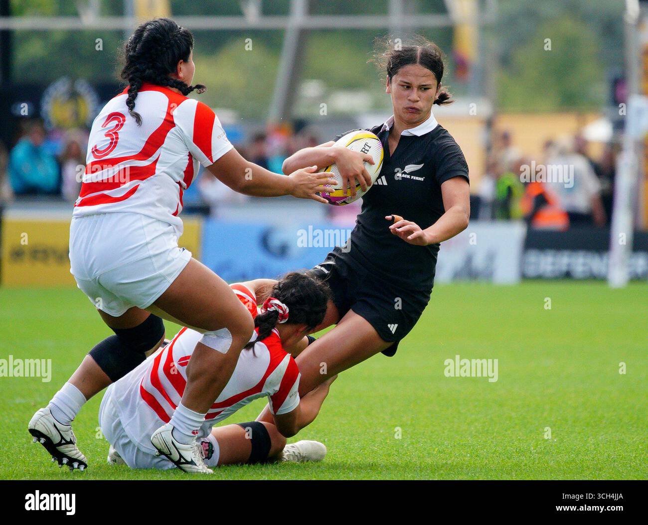 La néo-zélandaise Braxton Sorensen-McGee (à droite) est attaquée par la japonaise Wako Kitano (à gauche) et la japonaise Iroha Nagata (au centre) lors du match de la Coupe du monde de rugby féminin 2025 dans la poule C à Sandy Park, Exeter. Date de la photo : dimanche 31 août 2025. Banque D'Images La néo-zélandaise Braxton Sorensen-McGee (à droite) est attaquée par la japonaise Wako Kitano (à gauche) et la japonaise Iroha Nagata (au centre) lors du match de la Coupe du monde de rugby féminin 2025 dans la poule C à Sandy Park, Exeter. Date de la photo : dimanche 31 août 2025. Banque D'Images