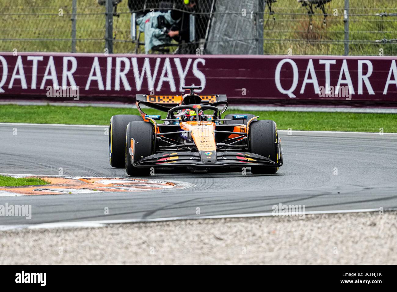 ZANDVOORT, PAYS-BAS - AOÛT 31 : Oscar Piastri de McLaren en compétition dans la course de Grand Prix pendant F1 - Heineken GP néerlandais le 31 août 2025 à Zandvoort, pays-Bas. (Photo par Andre Weening/Orange Pictures) Banque D'Images