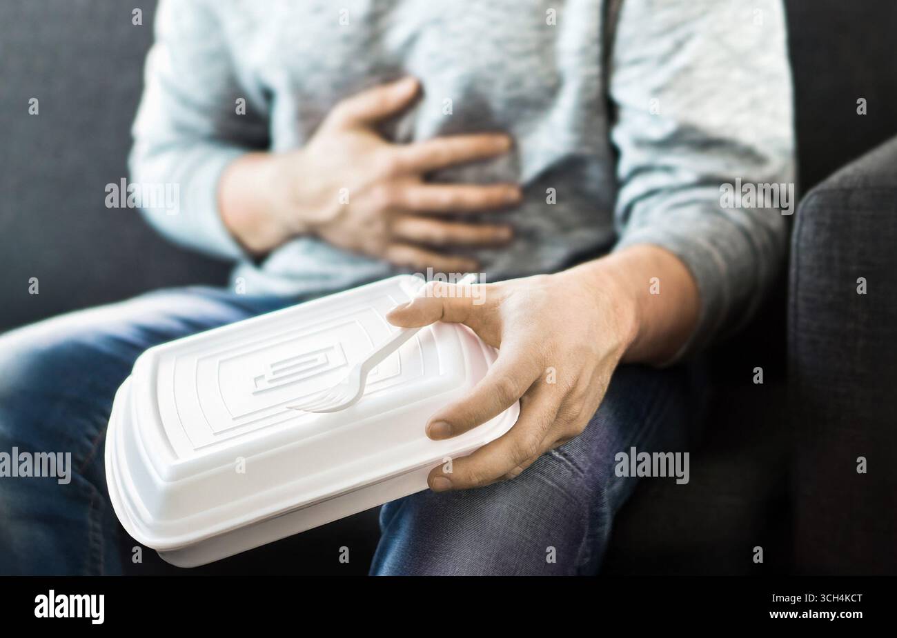 Intoxication alimentaire, salmonelle, maux d'estomac, diarrhée, indigestion ou brûlures d'estomac après avoir mangé de la jonque rapide. Maux de ventre, maux d'estomac. Plein, trop manger. Banque D'Images