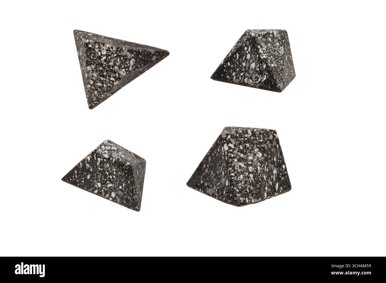 Bonbons au chocolat sous forme de pierres précieuses, avec une texture de marbre, isolés sur un fond blanc. Banque D'Images