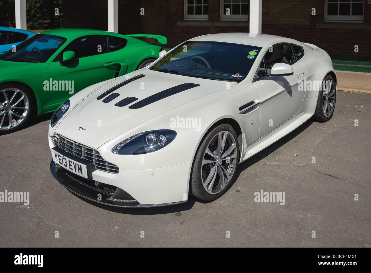 2013 Aston Martin V12 Vantage, exposée au Bicester Motion Scamble le 25 août 2025. Banque D'Images