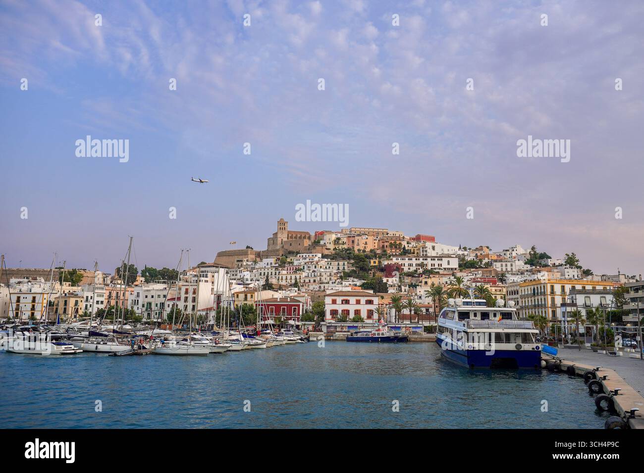 Belle vue sur le port de la ville d'Ibiza avec architecture historique Banque D'Images