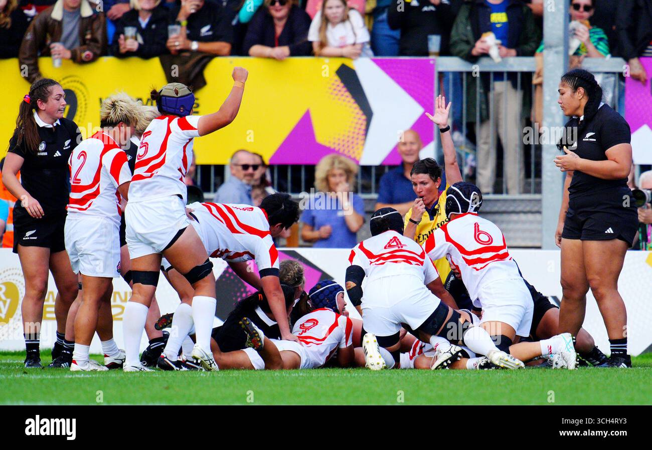 Le Japonais Moe Tsukui (en bas au centre) marque un essai lors du match de la Coupe du monde de rugby féminin 2025 dans la poule C à Sandy Park, Exeter. Date de la photo : dimanche 31 août 2025. Banque D'Images Le Japonais Moe Tsukui (en bas au centre) marque un essai lors du match de la Coupe du monde de rugby féminin 2025 dans la poule C à Sandy Park, Exeter. Date de la photo : dimanche 31 août 2025. Banque D'Images