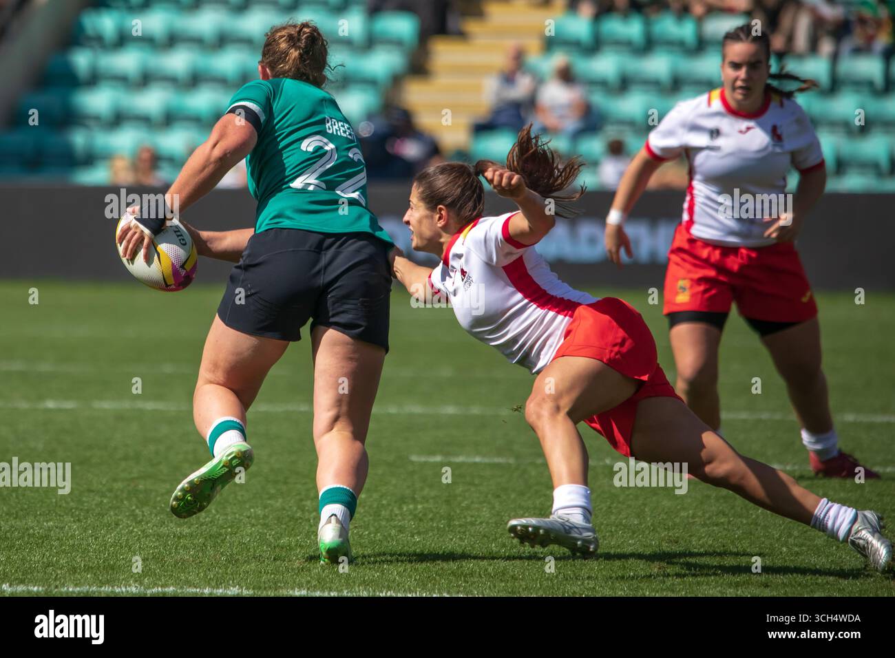 Northampton, Royaume-Uni, 31 août 2025 L'irlandaise Enya Breen court devant la demi-mêlée d'Espagne Anne Fernandez de Corres dans la poule C, Coupe du monde de rugby féminin, Cinch Stadium, Franklins Gardens, Northampton, Royaume-Uni. Alex Williams / Alamy Live News Banque D'Images