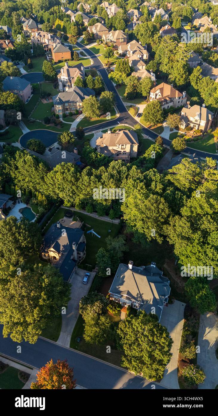 Vue aérienne verticale d'un lotissement haut de gamme avec de belles maisons dans la banlieue des USA tourné pendant l'heure d'or Banque D'Images