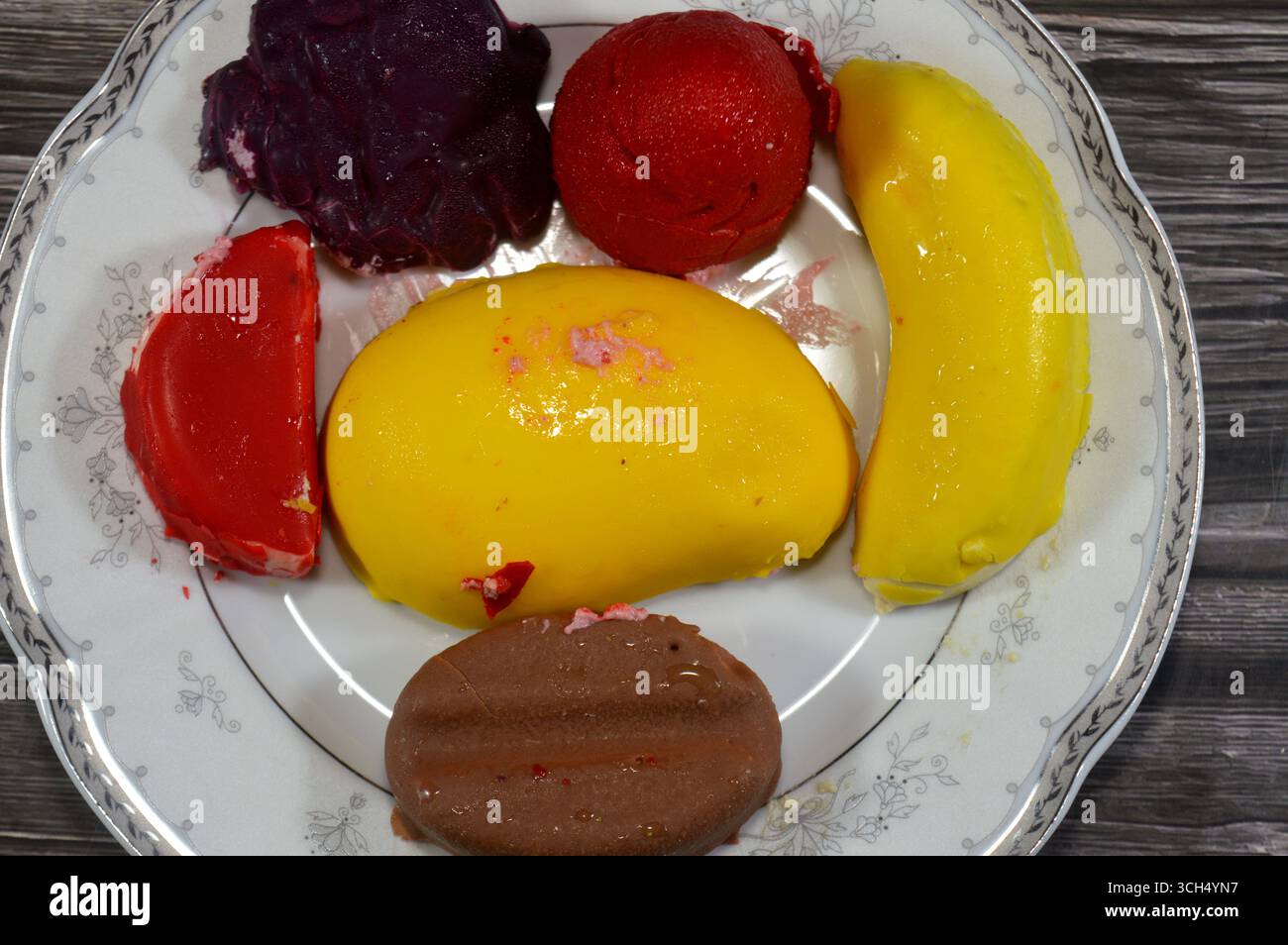 gâteries surgelées aromatisées aux fruits, glaçons ou barres de crème glacée, combinaison de fruits et de crème glacée, assortiment de saveurs un régal rafraîchissant d'été, le ta Banque D'Images