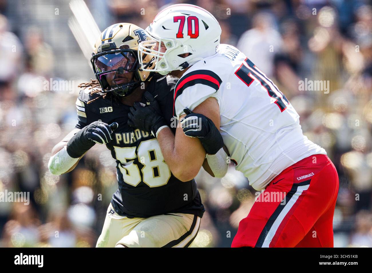 30 août 2025 : Breeon Ishmail (58) et Tristan Cook (70), joueur de ligne offensif de Ball State, se battent sur la ligne de scrimmage lors d'un match de football NCAA entre les Cardinals de Ball State et les Boilermakers de Purdue au stade Ross-Ade à West Lafayette, Indiana. John Mersits/CSM (image crédit : © John Mersits/Cal Sport Media) Banque D'Images