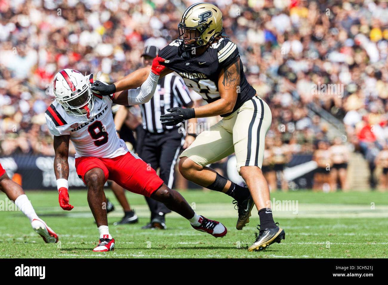 30 août 2025 : Ball State Running Back en tant qu'Ashley (9 ans) et le joueur de ligne défensif Purdue Trey Smith (23 ans) se battent sur la ligne de scrimmage lors d'un match de football NCAA entre les Cardinals de Ball State et les Boilermakers de Purdue au stade Ross-Ade à West Lafayette, Indiana. John Mersits/CSM Banque D'Images