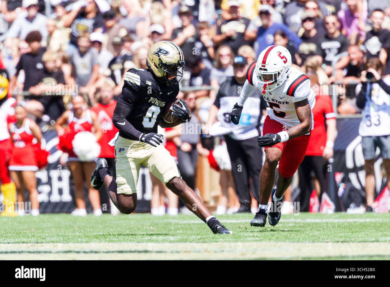 30 août 2025 : Nitro Tuggle (0), receveur de Purdue Wide, court avec le ballon après la capture alors que Roman Pearson (5), le défenseur de Ball State, poursuit pendant le match de football NCAA entre les Cardinals de Ball State et les Boilermakers de Purdue au stade Ross-Ade à West Lafayette, Indiana. John Mersits/CSM Banque D'Images