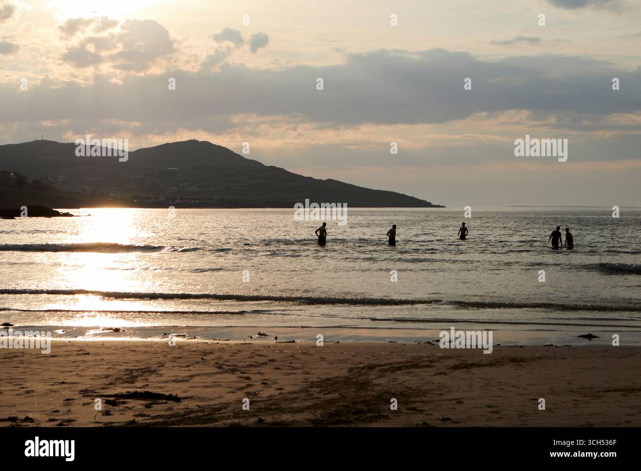 nageurs de mer du soir sur narin portnoo plage comté donegal république d'irlande Banque D'Images