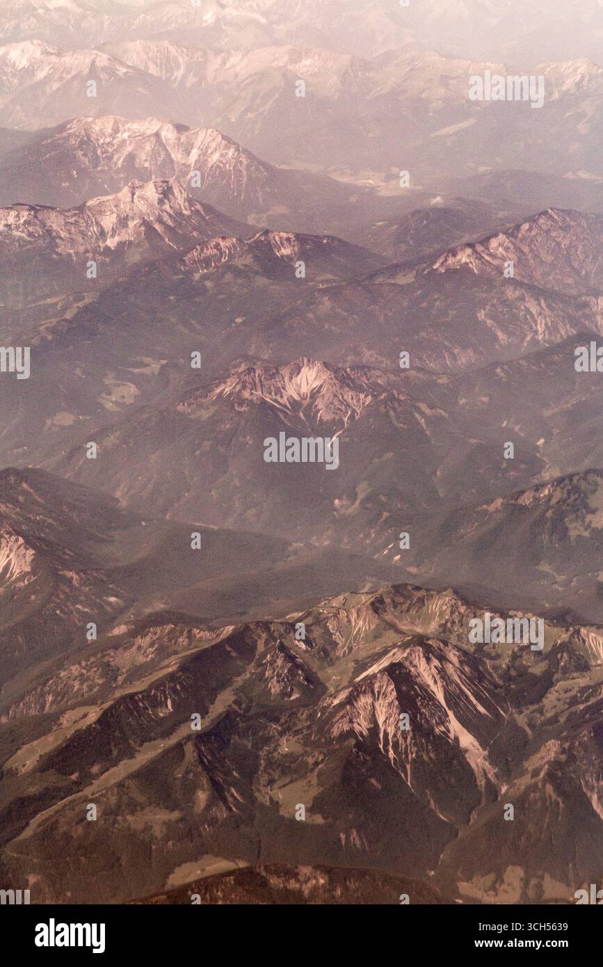 Des montagnes enneigées complètement libres du développement de l'humanité Banque D'Images