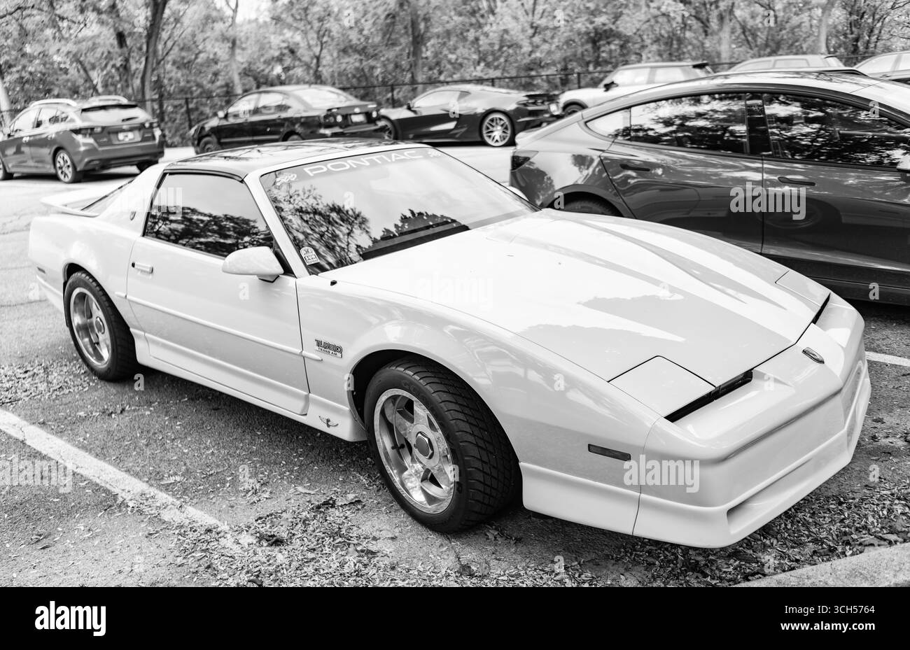 Chicago, Illinois - 29 septembre 2024 : 1992 Pontiac Firebird TRANS Am GTA couleur blanche. Pontiac Firebird TRANS Am GTA 1992 stationné dans la rue Banque D'Images