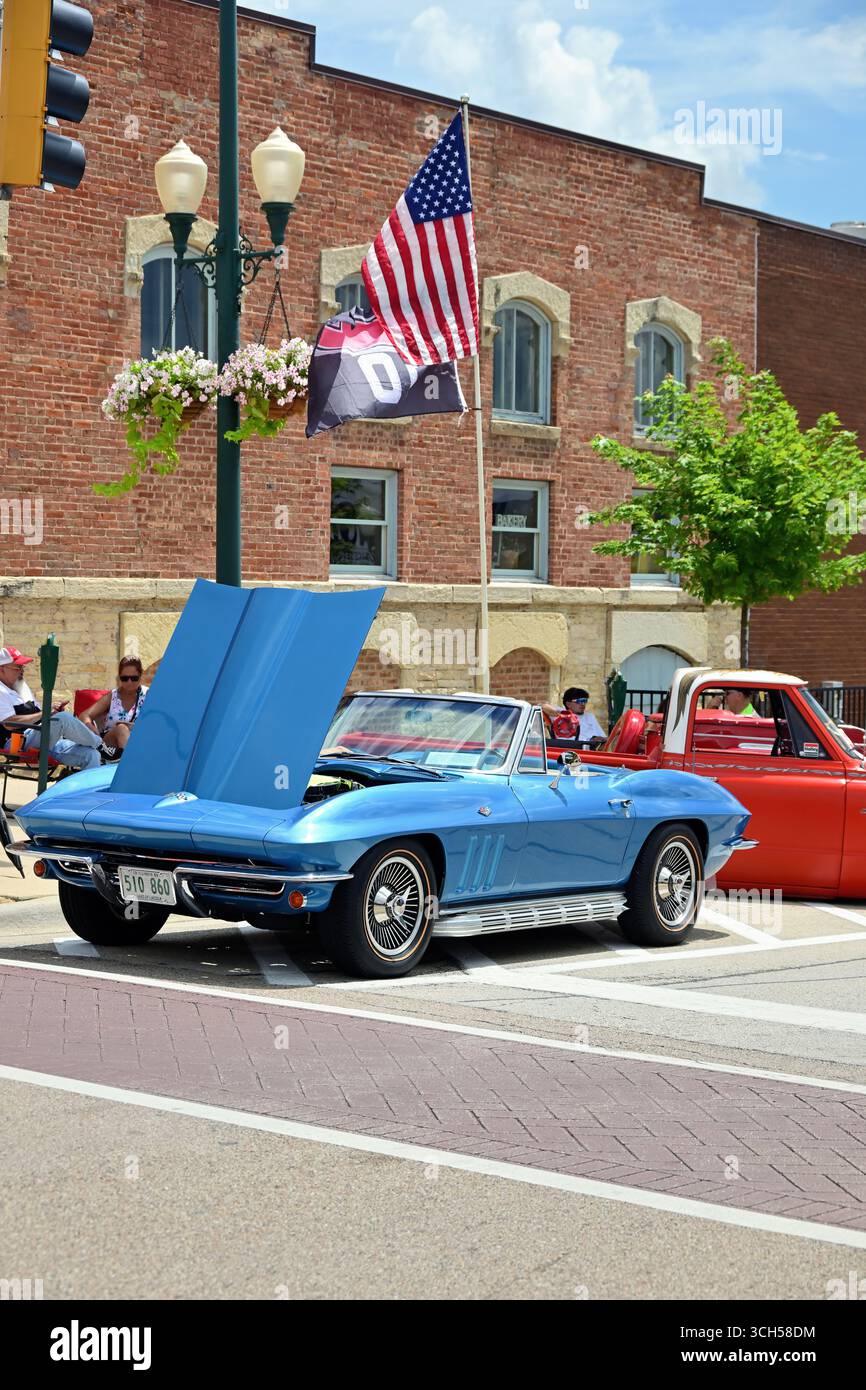 Sycamore, Illinois, États-Unis. Un salon annuel de voitures anciennes dominant les rues principales d'une petite communauté dans le nord-est de l'Illinois. Banque D'Images