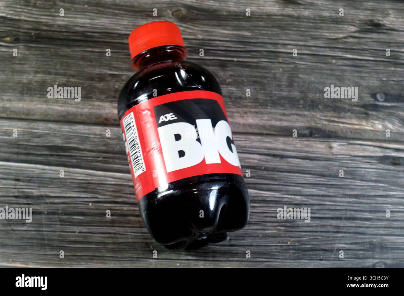 Le Caire, Égypte, 21 août 2025 : Cola saveur de Big soda rafraîchissant et pétillant boisson gazeuse, boisson gazeuse avec saveur spéciale, avec délicieux fl Banque D'Images