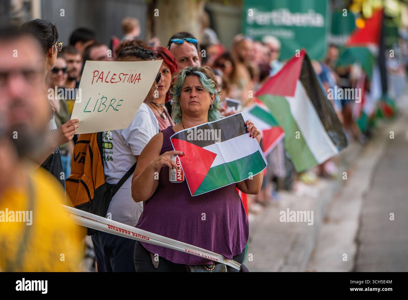 Des manifestants pro-palestiniens saluent le peloton dans le centre-ville lors de la huitième étape de la Vuelta 2025 a Saragosse, Espagne Banque D'Images