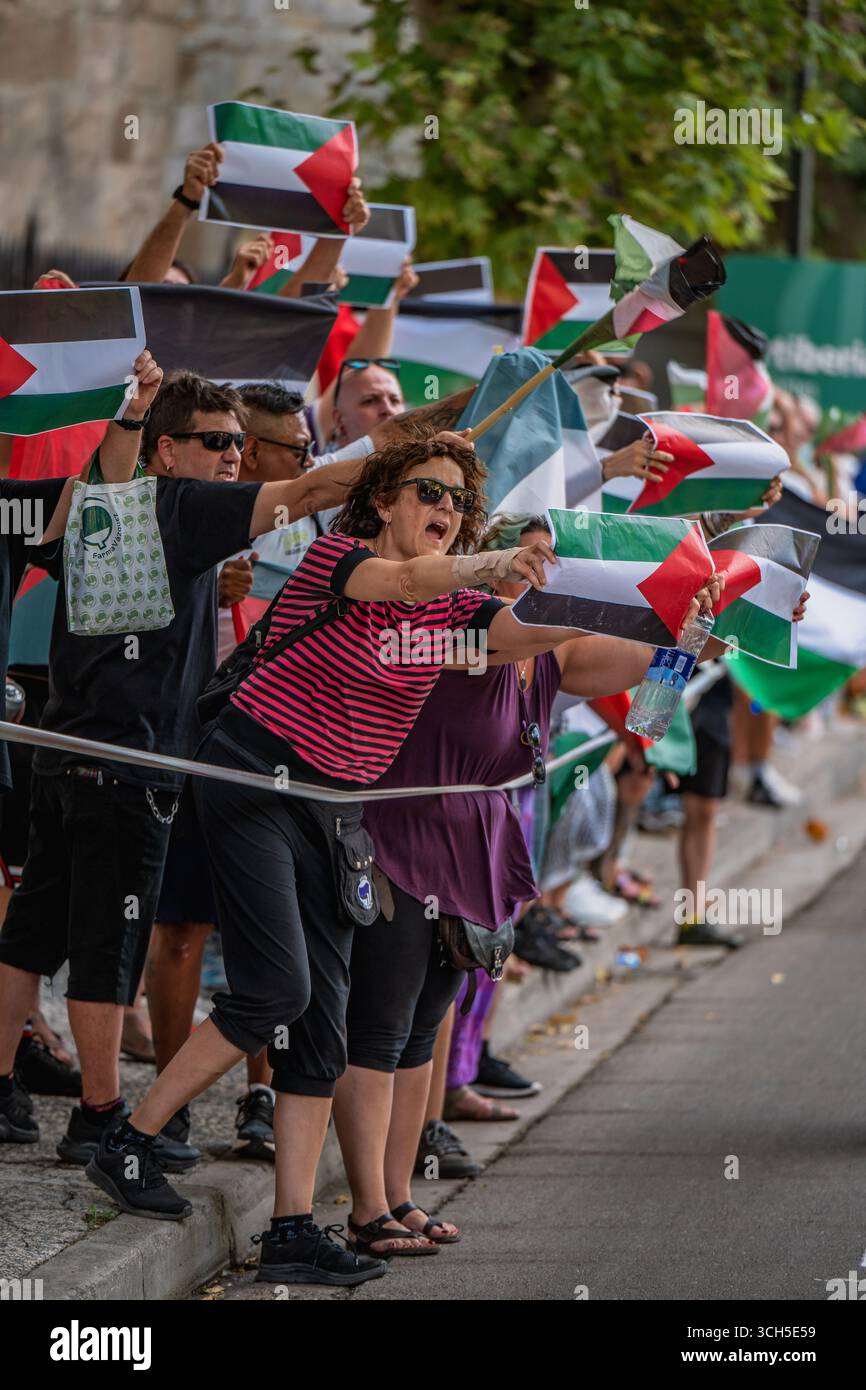Des manifestants pro-palestiniens saluent le peloton dans le centre-ville lors de la huitième étape de la Vuelta 2025 a Saragosse, Espagne Banque D'Images