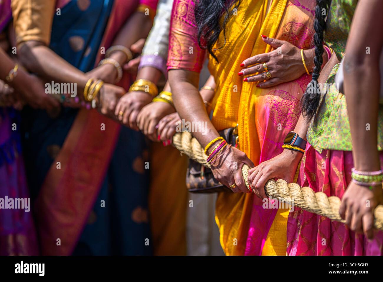 Les femmes dévot les mains sur une corde utilisée pour tirer un des chars pendant le Tamil chariot Festival, alias Ealing chariot Festival, une procession hindoue Banque D'Images
