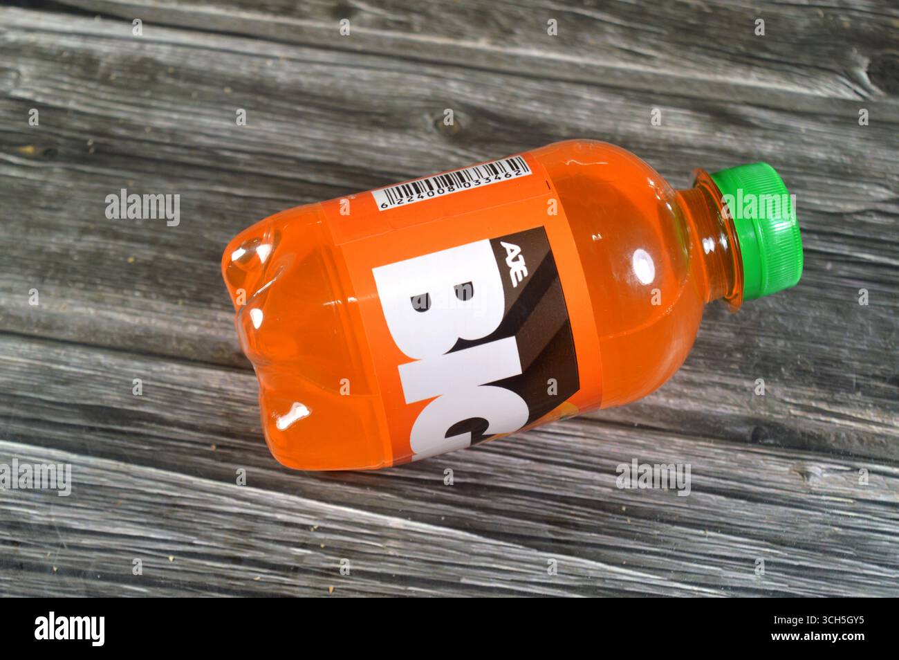 Le Caire, Égypte, 21 août 2025 : saveur orange de Big soda rafraîchissant et pétillant boisson gazeuse, boisson gazeuse avec saveur spéciale, avec délicieux différent Banque D'Images