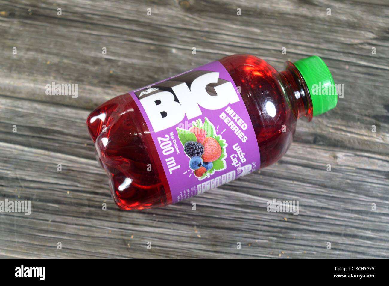 Le Caire, Égypte, 21 août 2025 : saveur de baies mélangées de Big soda rafraîchissant et pétillant boisson gazeuse, boisson gazeuse avec saveur spéciale, avec délicieux dif Banque D'Images