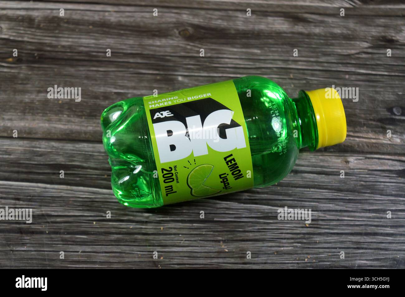 Le Caire, Égypte, 21 août 2025 : saveur citron de Big soda rafraîchissant et pétillant boisson gazeuse, boisson gazeuse avec saveur spéciale, avec de délicieux f différent Banque D'Images