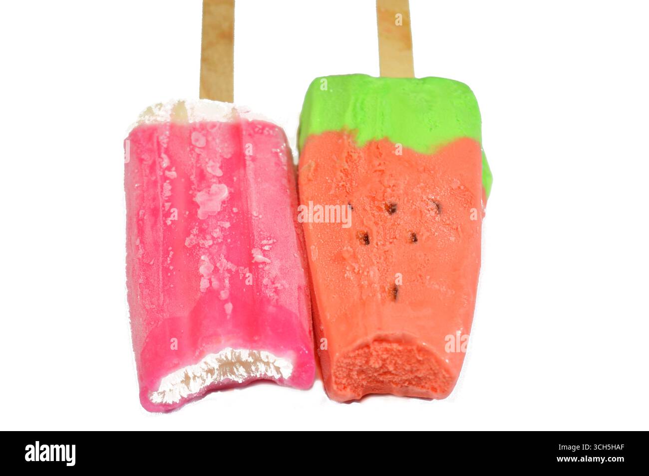 barres de crème glacée de pastèque et de lait de fraise faites de forme et de saveur de fruits, la barre de crème glacée est un dessert glacé avec de la crème glacée sur un bâton, et Banque D'Images