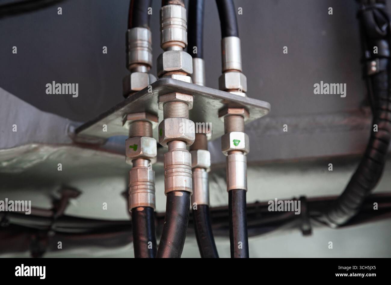 Système de tuyaux hydrauliques haute pression connecté avec des tuyaux en acier et connecté au système, gros plan. Hydraulique d'une grue de camion de grande taille. Banque D'Images