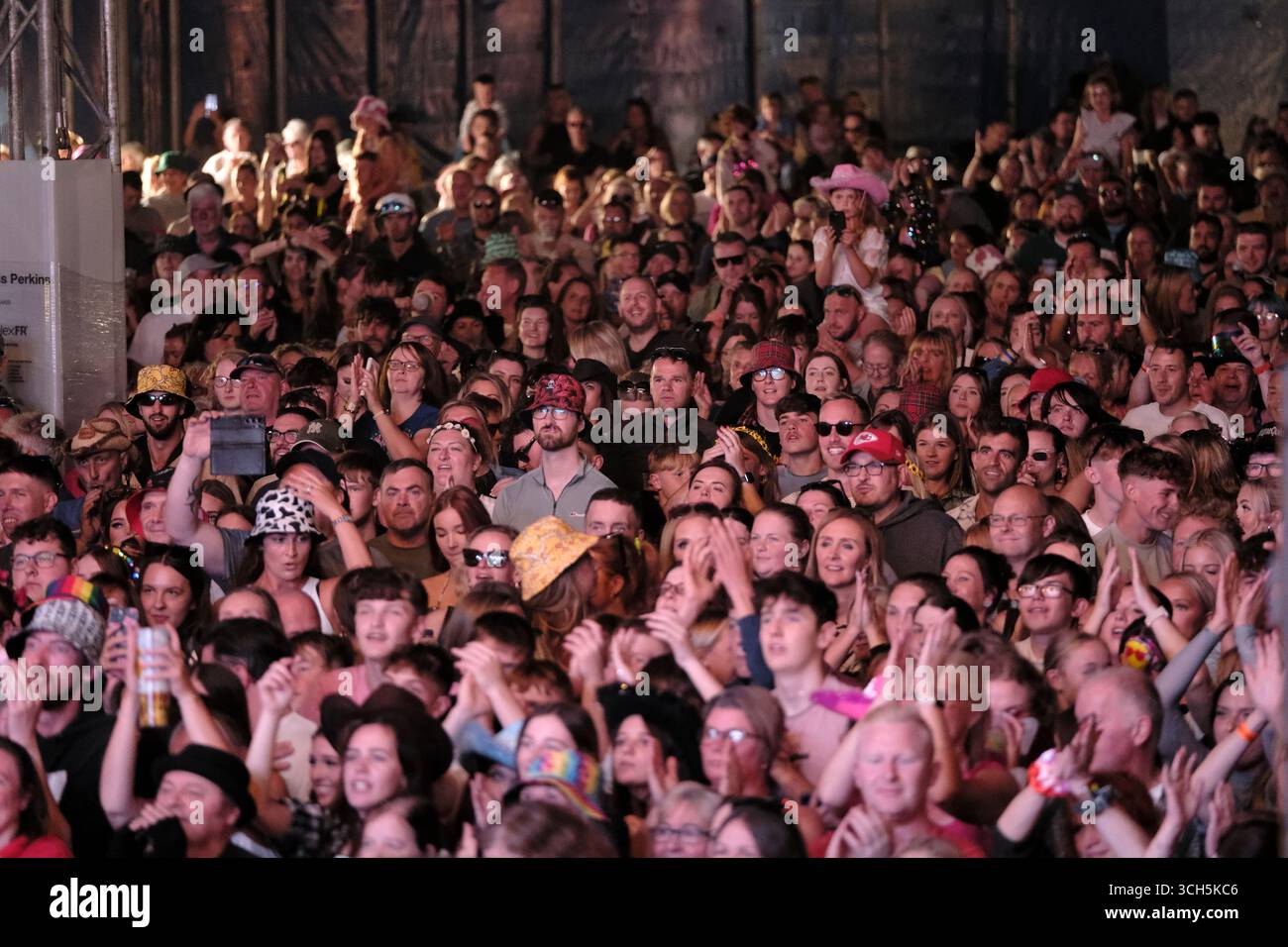 Jedburgh, Royaume-Uni. 31 août 2025. Les Vengaboys se produisent sur scène lors de la deuxième journée de l'EdgeFest 2025 à Lilliardsedge près de Jedburgh le 30 août 2025. EdgeFest 2025, Festival de musique. Un festival de musique en pleine croissance, dans les Scottish Borders, maintenant dans sa troisième année, qui se tient à Lilliardsedge, près de Jedburgh. Musique et divertissement pour toute la famille, sous le grand toit. (Crédit : Rob Gray/Alamy Live News Banque D'Images