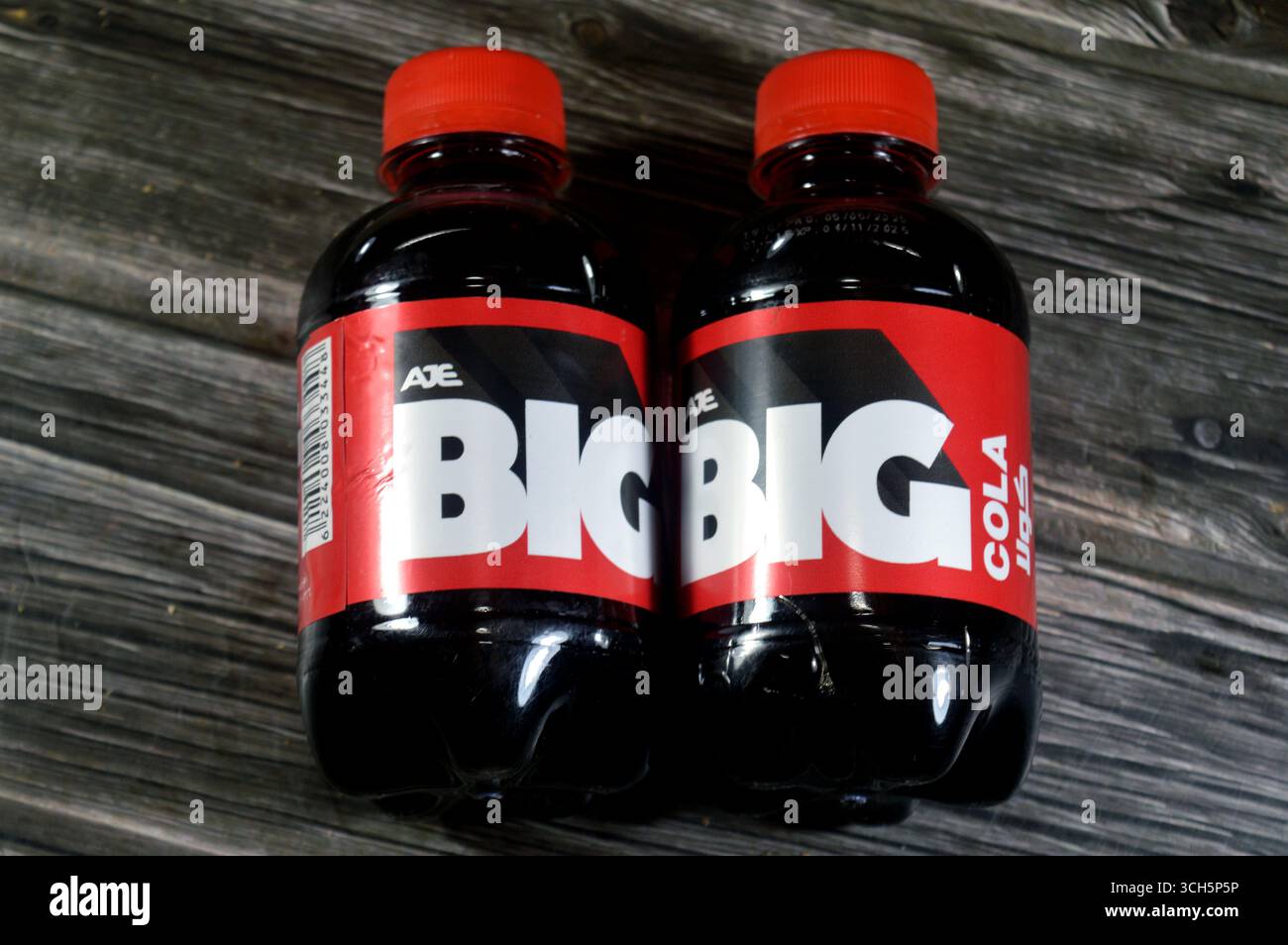 Le Caire, Égypte, 21 août 2025 : Cola saveur de Big soda rafraîchissant et pétillant boisson gazeuse, boisson gazeuse avec saveur spéciale, avec délicieux fl Banque D'Images