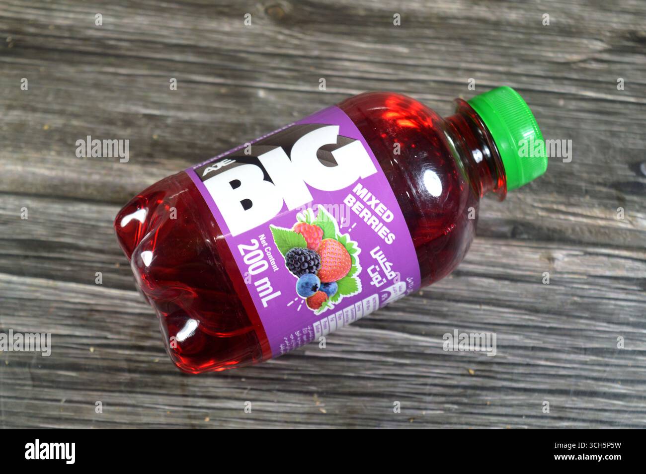 Le Caire, Égypte, 21 août 2025 : saveur de baies mélangées de Big soda rafraîchissant et pétillant boisson gazeuse, boisson gazeuse avec saveur spéciale, avec délicieux dif Banque D'Images