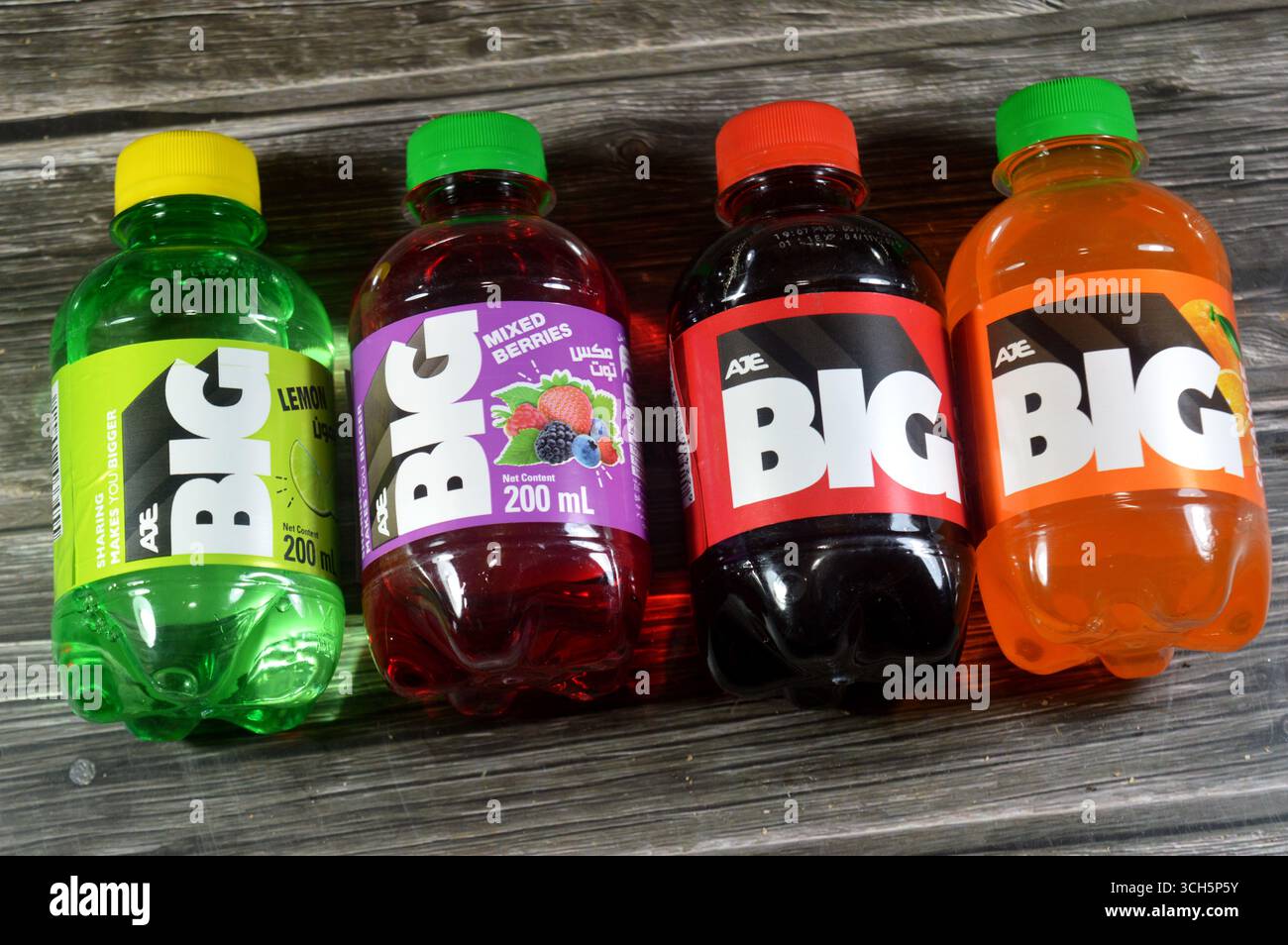 Le Caire, Égypte, 21 août 2025 : saveurs variées de Big soda rafraîchissant et pétillant boisson gazeuse, boisson gazeuse avec saveur spéciale, avec délicieux differe Banque D'Images