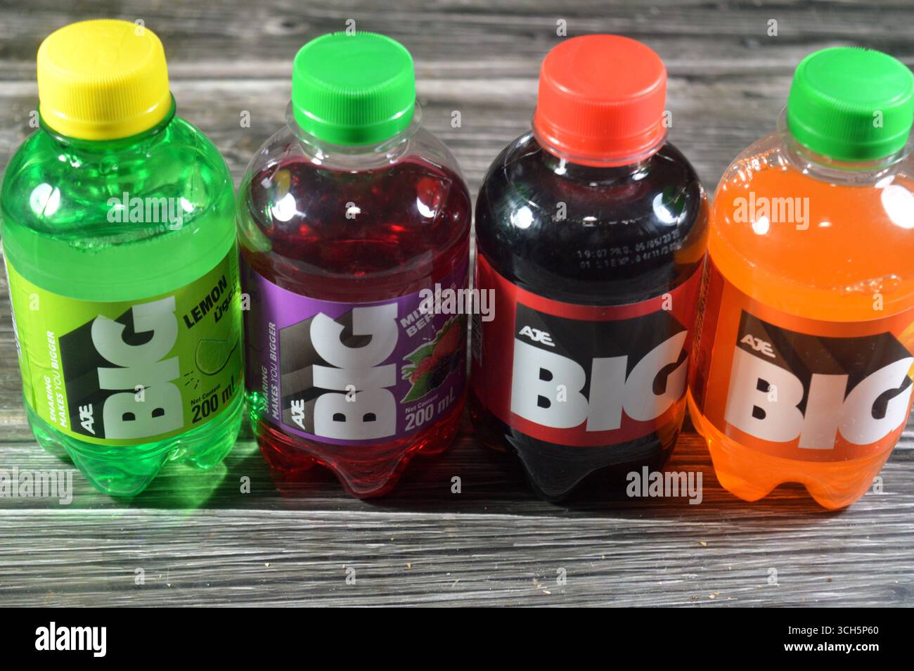 Le Caire, Égypte, 21 août 2025 : saveurs variées de Big soda rafraîchissant et pétillant boisson gazeuse, boisson gazeuse avec saveur spéciale, avec délicieux differe Banque D'Images